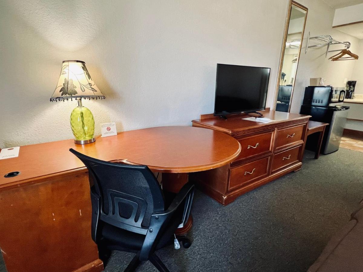Ozark Inn & Suites 외부 사진