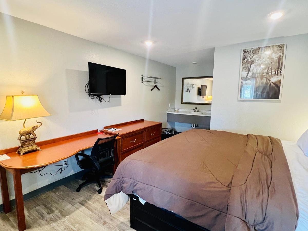 Ozark Inn & Suites 외부 사진
