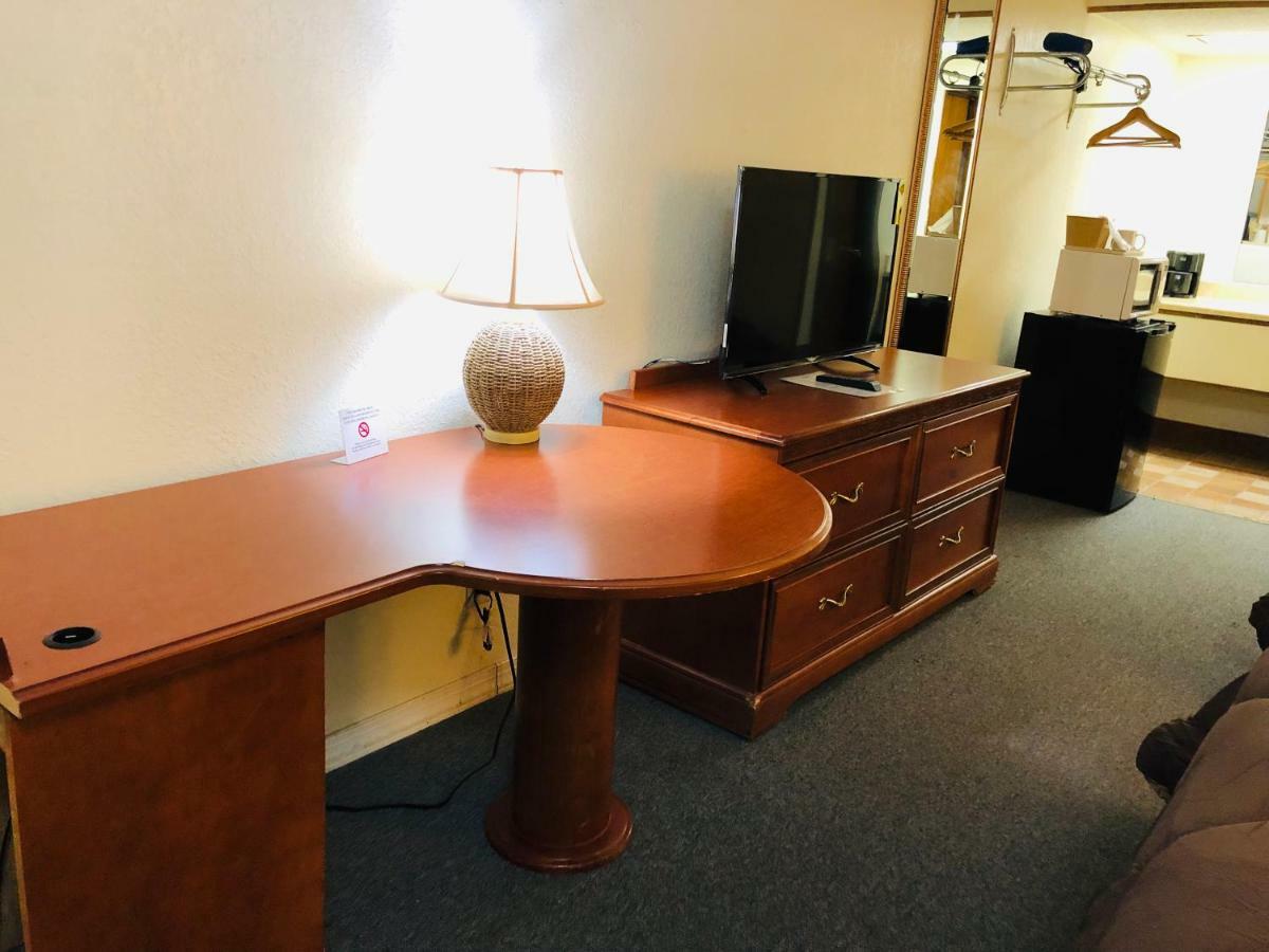 Ozark Inn & Suites 외부 사진