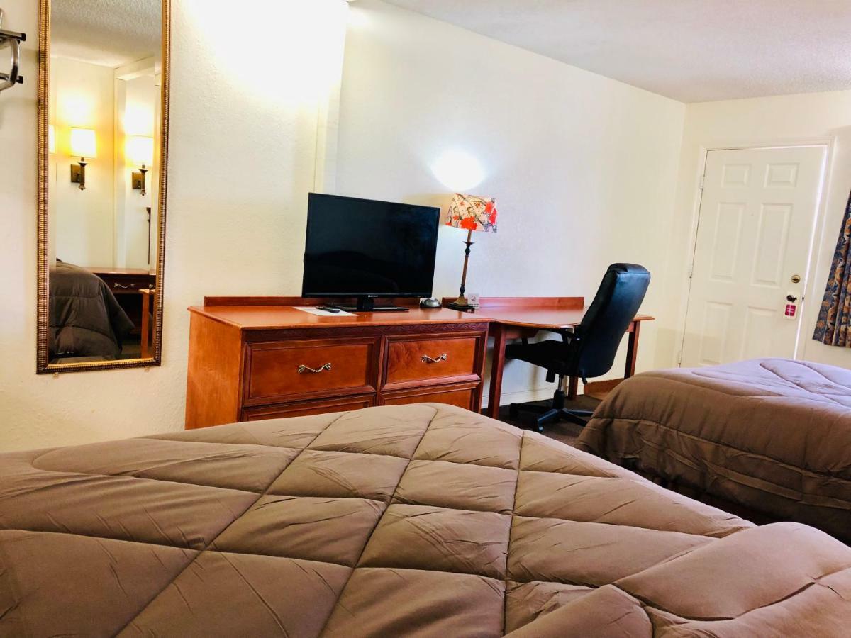 Ozark Inn & Suites 외부 사진